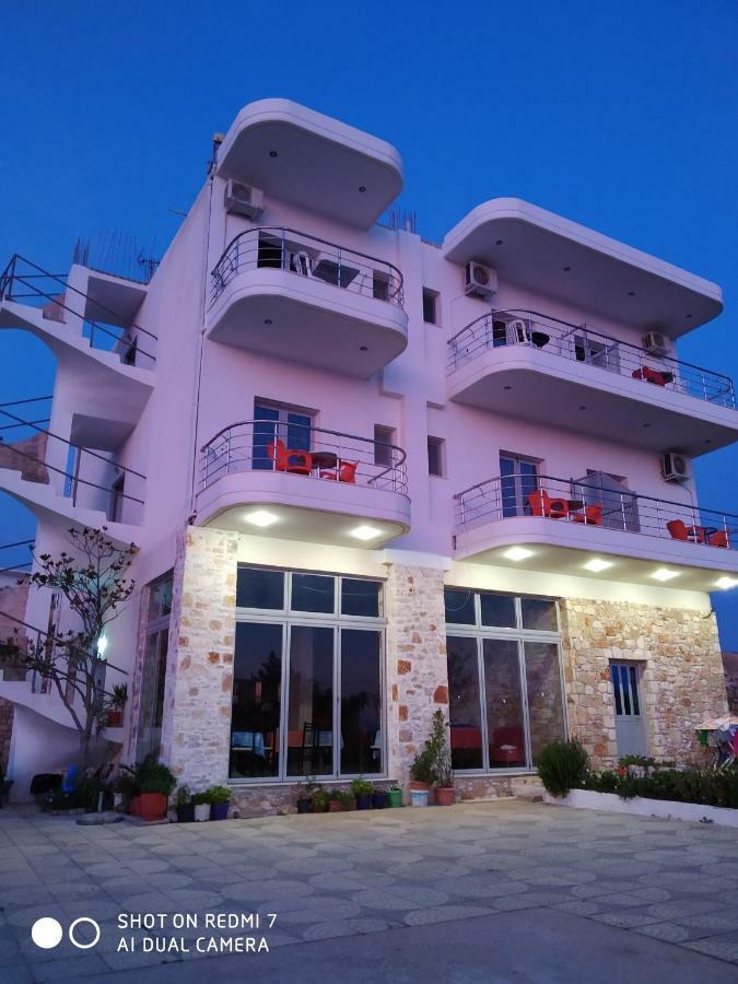 Vila Llaka Hotel Химар Екстериор снимка